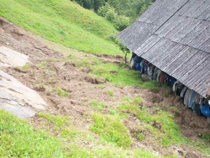 Наслідки негоди: рятувальники відкопують будинок, який засипало ґрунтом – 03