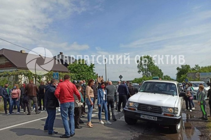 На Мукачівщині обурені люди перекрили дорогу – 02