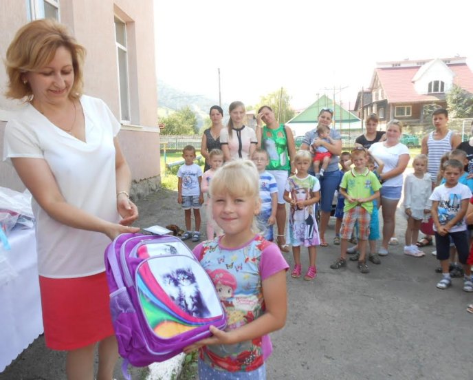 Майбутні першокласники Рахівщини отримали шкільні ранці та набори для навчання – 05