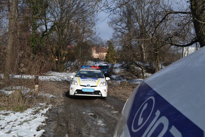 Патрульні поліцейські занурились у холодний Уж – 01