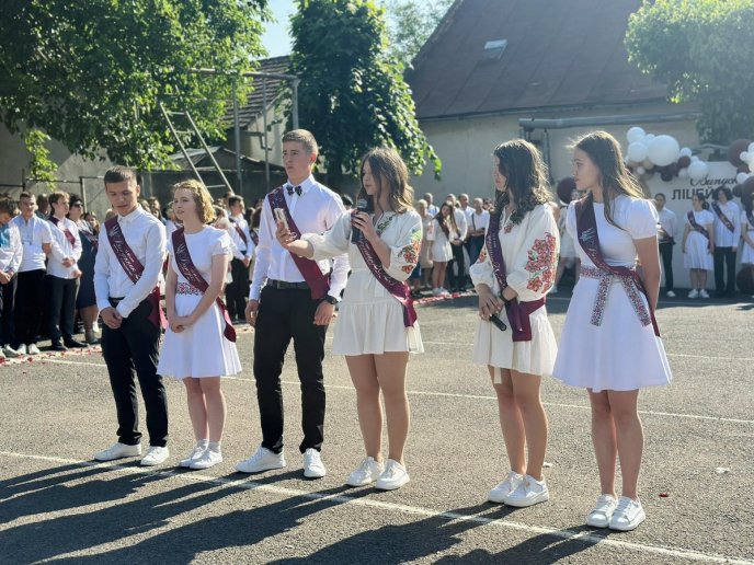 У школах Мукачева пролунав останній дзвоник для учнів 11 класів – 02
