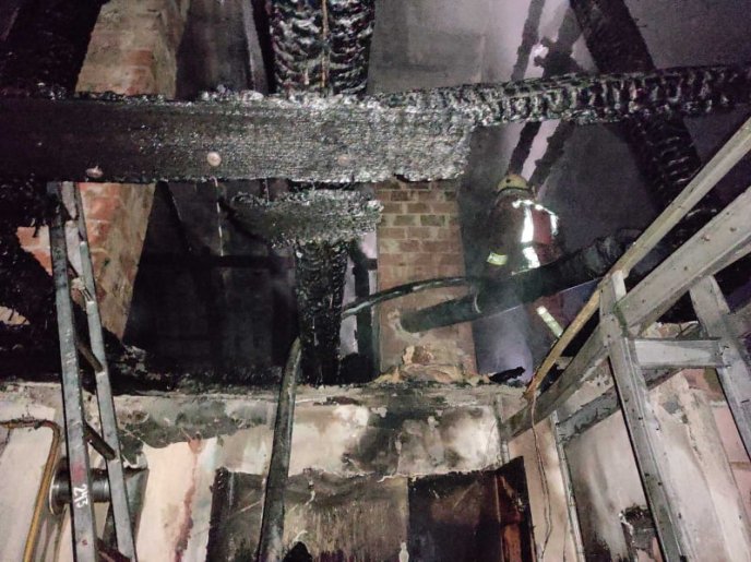 Моторошна нічна пожежа: вогонь знищив частину майна – 02