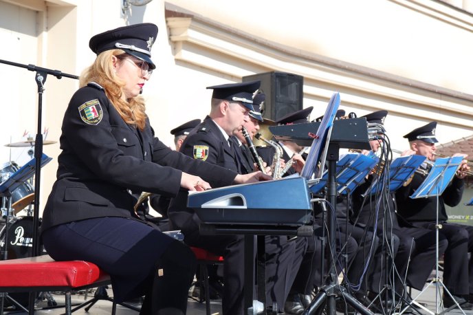 Оркестр поліції Закарпаття привітав жінок із Святом Весни – 03