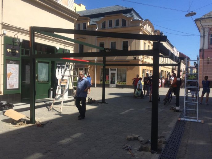 Ужгородців обурив монтаж тераси у самому центрі міста  – 02