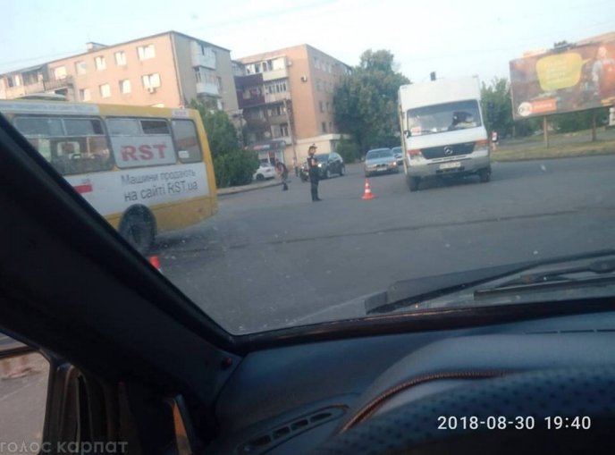 Ввечері в Ужгороді, на перехресті вулиць Грушевського та Заньковецької, сталася аварія – 02