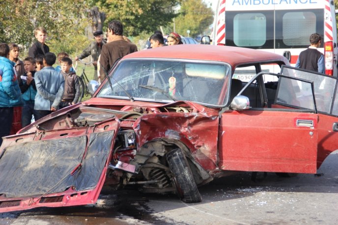 Серйозна ДТП на околиці Виноградова: одна автівка догори колесами, водіїв забрала швидка – 01