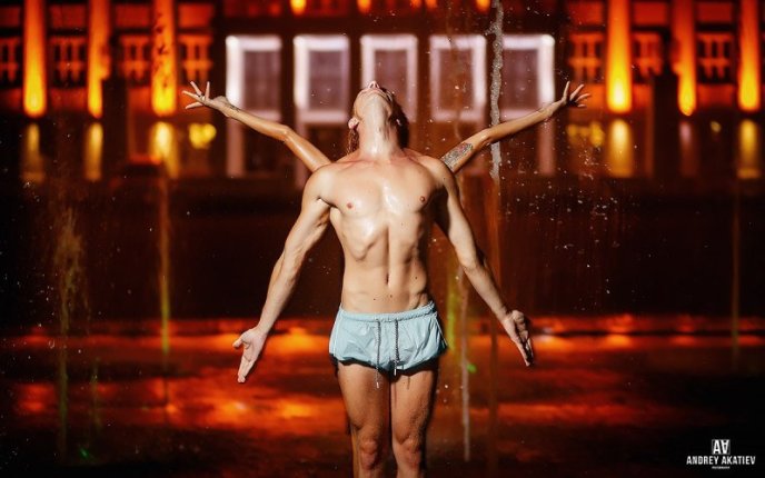 Мокрі та напівоголені: пара влаштувала пікантну фотосесію перед будівлею Закарпатської ОДА – 02