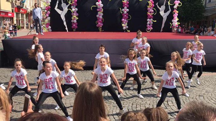 У центрі Мукачева провели танцювальне свято – 19