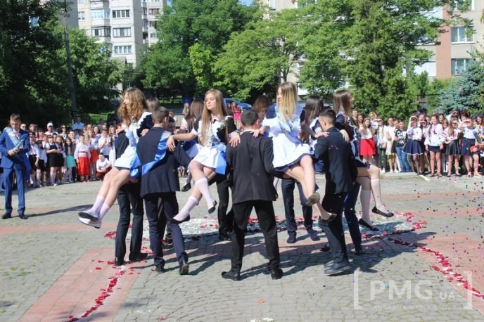 Свято останнього дзвоника відзначили у Мукачівській ЗОШ №13 – 47