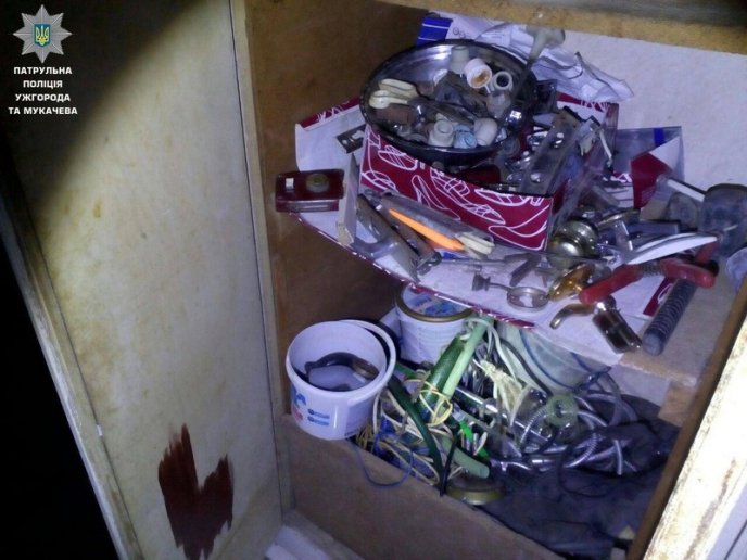 Патрульні піймали "на гарячому" чоловіків, які грабували квартиру – 03