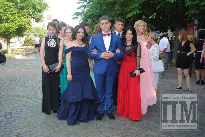 У центрі Мукачева відбувся урочистий парад випускників (ФОТО) – 01