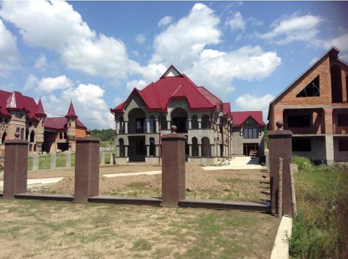 "Межигір’я Януковича? Маєтки Конча-Заспи? Це все фігня", – киянин вражений маєтками у Нижній Апші – 05