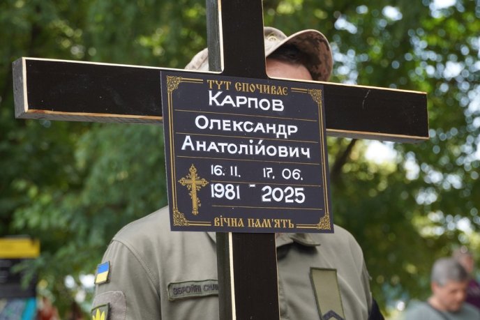 У захисника залишилися дружина та дві доньки: в області попрощалися з Героєм – 04