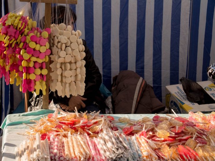 Набережна Мукачева, перед монастирем, нагадує торгову алею (ФОТО) – 22