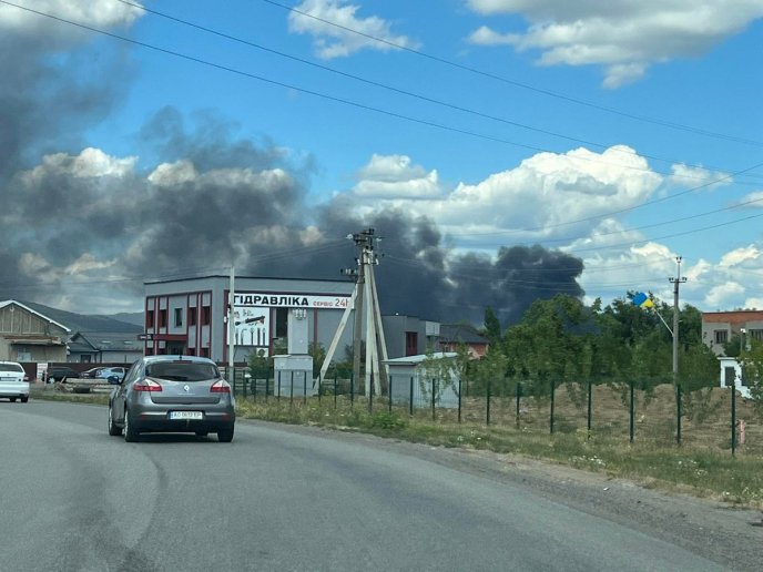 Клуби чорного диму видно в усіх мікрорайонах: що коїться в Мукачеві – 01