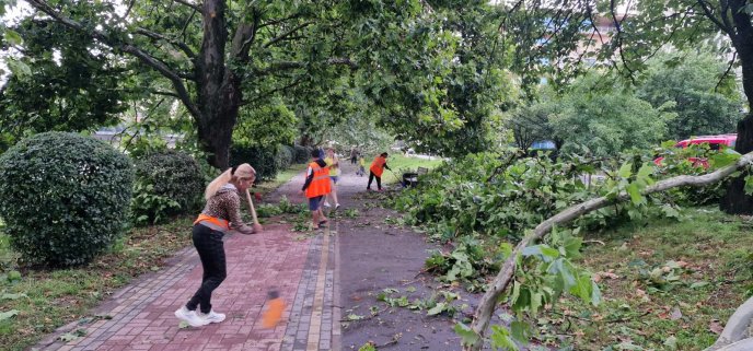 В Ужгороді комунальники ліквідовують наслідки негоди – 02