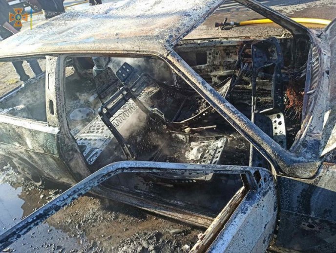 У Чинадієві згорів вщент автомобіль – 03