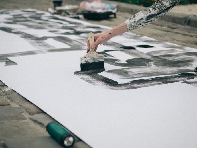 Хлопець зі Львова влаштував у центрі Ужгорода арт-шоу – 05