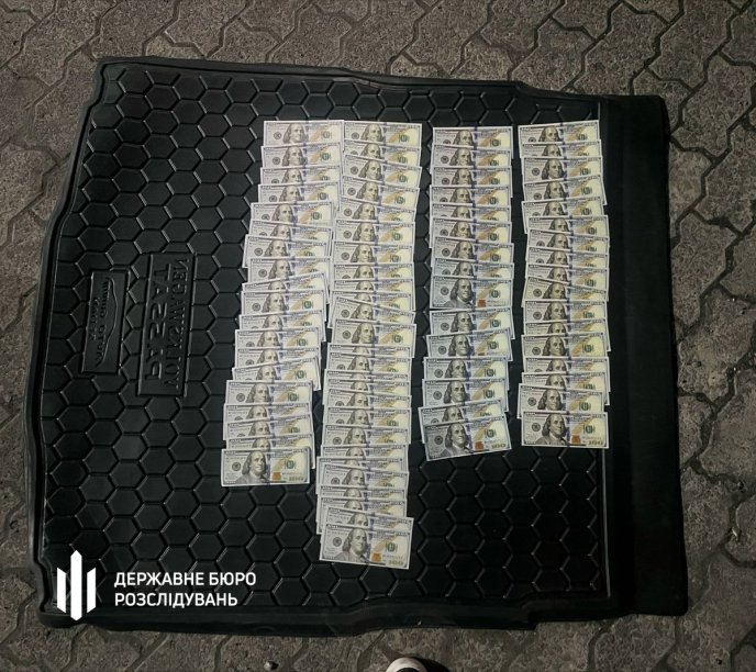 Два інспектори Закарпатської митниці за 8 тисяч доларів планували переправити чоловіка за кордон – 04