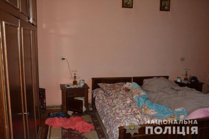 Двоє зловмисників увірвались у дім жінки. Згодом її знайшли мертвою – 03