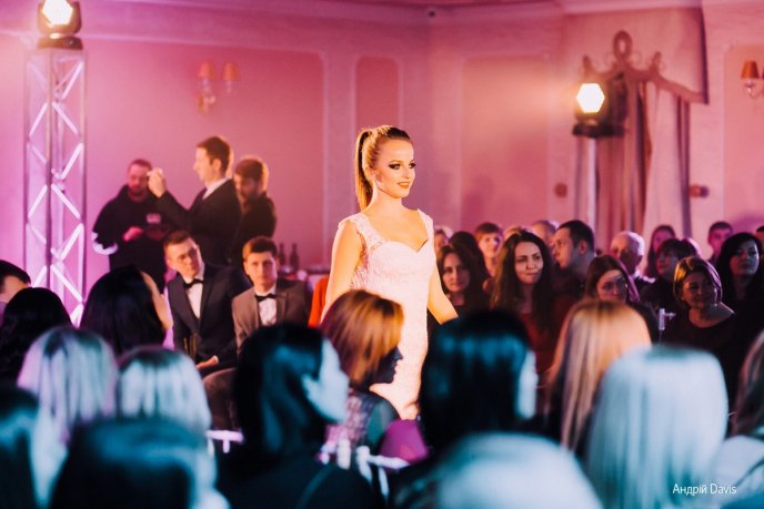 Мода заради життя: на Закарпатті відбувся ІІІ-й благодійний показ мод дизайнерки Роксолани Новак – 141