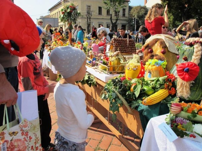 У центрі Ужгорода проходить креативна виставка осінніх дарів "СмачноФест" – 07