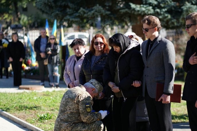 Закарпаття попрощалось із військовим, який загинув у Авдіївці – 06