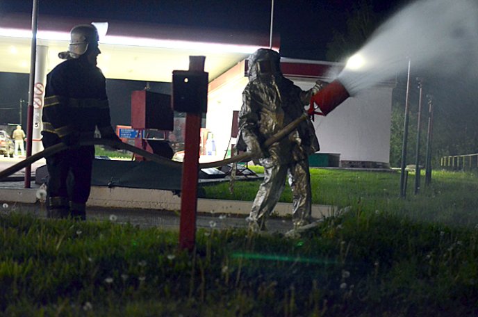 Воловецькі рятувальники гасили пожежу на АЗС – 04