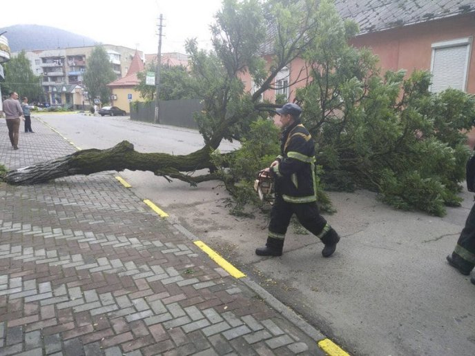 На Закарпатті негода пошкодила понад 800 будинків – 22