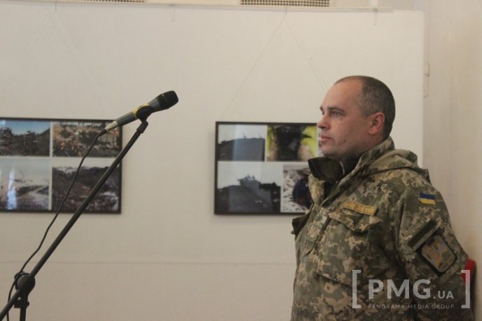 У Мукачеві відкрили фотовиставку, присвячену річниці боям за Дебальцево – 12
