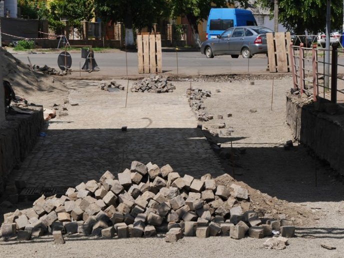 На вулиці Антонівській в Ужгороді триває капітальний ремонт – 03