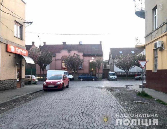 Вистрілив зі зброї, сів в автомобіль та втік: що коїлося в Мукачеві – 01 Вистрілив зі зброї, сів в автомобіль та втік: що коїлося в Мукачеві – 01