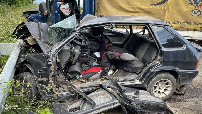 Водія затиснуло в автомобілі: рятувальники опублікували фото з місця ДТП – 03
