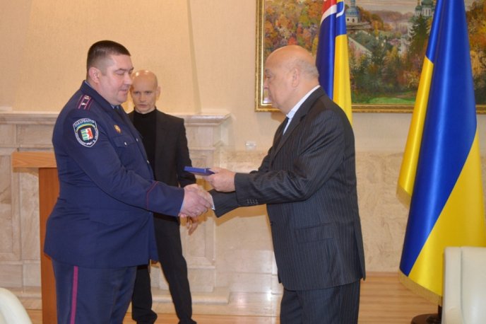 Губернатор нагородив поліцейських, котрі, ризикуючи життям, знешкодили небезпечного злочинця – 01