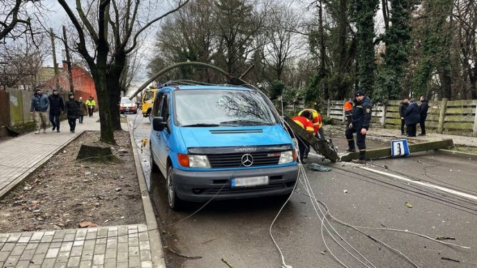 В Ужгороді на дорогу впали електричні стовпи – 02