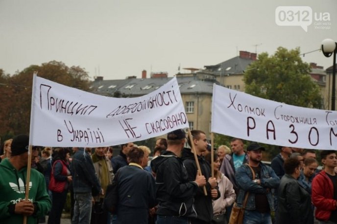 В Ужгороді сотні людей мітингують під стінами Закарпатської облради – 01