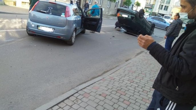 Аварія в Ужгороді: одна з автівок перекинулась на дах – 01