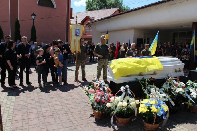 В області попрощалися із молодою захисницею, яка загинула на війні – 04