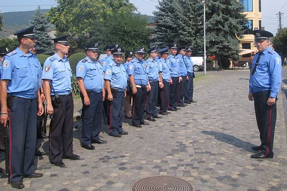 Закарпатські міліціонери вишикувались на центральних площах міст області – 06