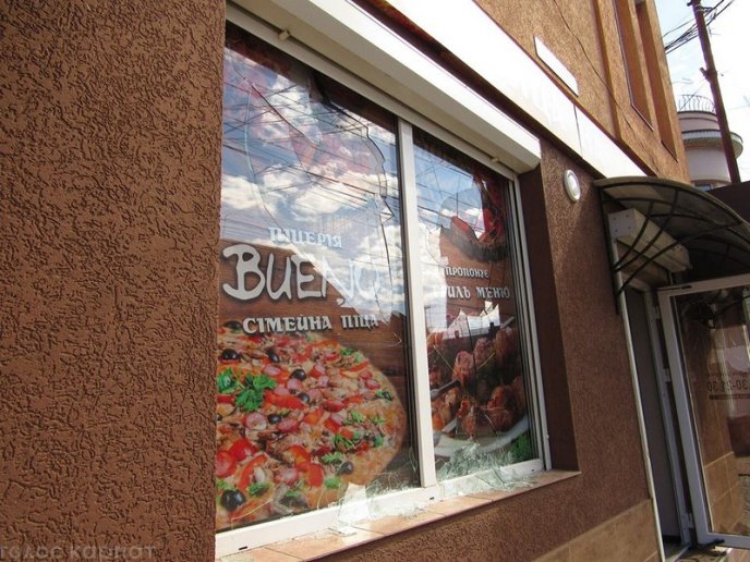 У Мукачеві невідомі розбили скло на вікнах і дверях піцерії – 02