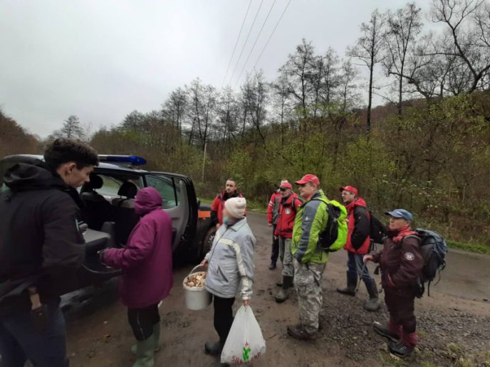 Встигли і змерзнути, і пересваритися: рятувальники знайшли жінок, які вчора заблукали у лісі – 03