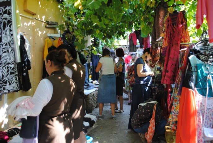 В Ужгороді проходить благодійна "Міська барахолка" – 11