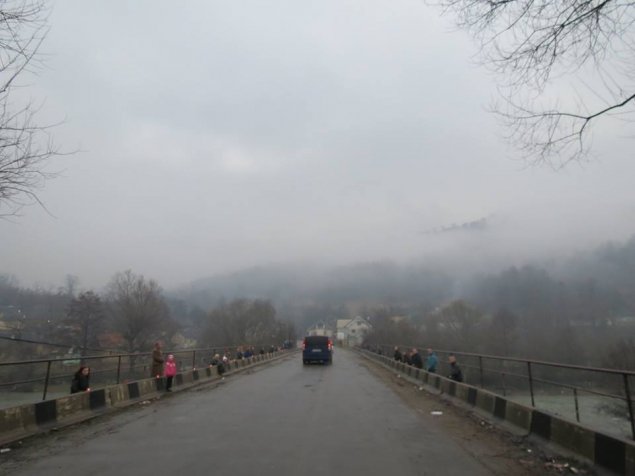 Великоберезнянці на колінах зустріли свого земляка, який загинув у зоні АТО (ФОТО) – 05