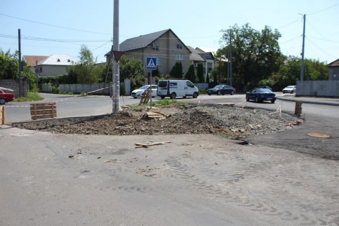 У Мукачеві облаштовують нове перехрестя – 06