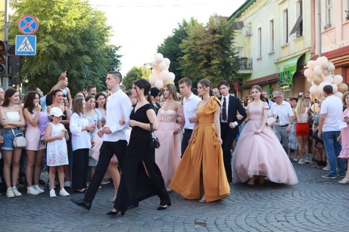 Парад випускників 2021: перші фото зі свята – 03