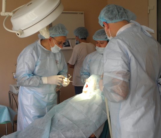 Пенсіонерам Ужгороду вставили безкоштовні імплантанти (ФОТО) – 04