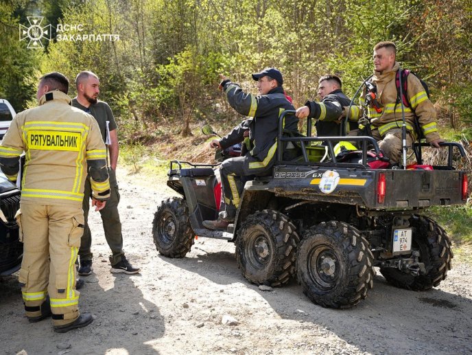 До гасіння залучили сотні людей та десятки одиниць техніки / фото: ДСНС Закарпаття