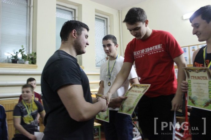 У Мукачеві відбувся святковий турнір з класичного жиму лежачи – 16