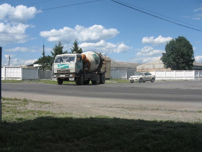 Мукачівці скаржаться на рух вантажівок, через який руйнуються дороги та будинки – 02