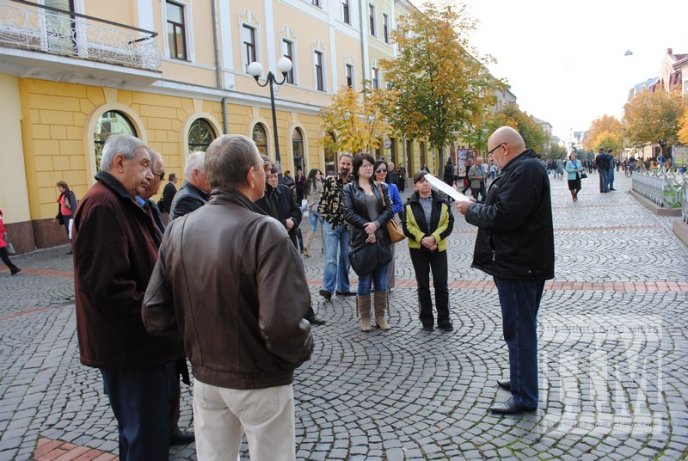 Десяток активістів в центрі Мукачева протестували проти фашизму (ФОТО) – 04
